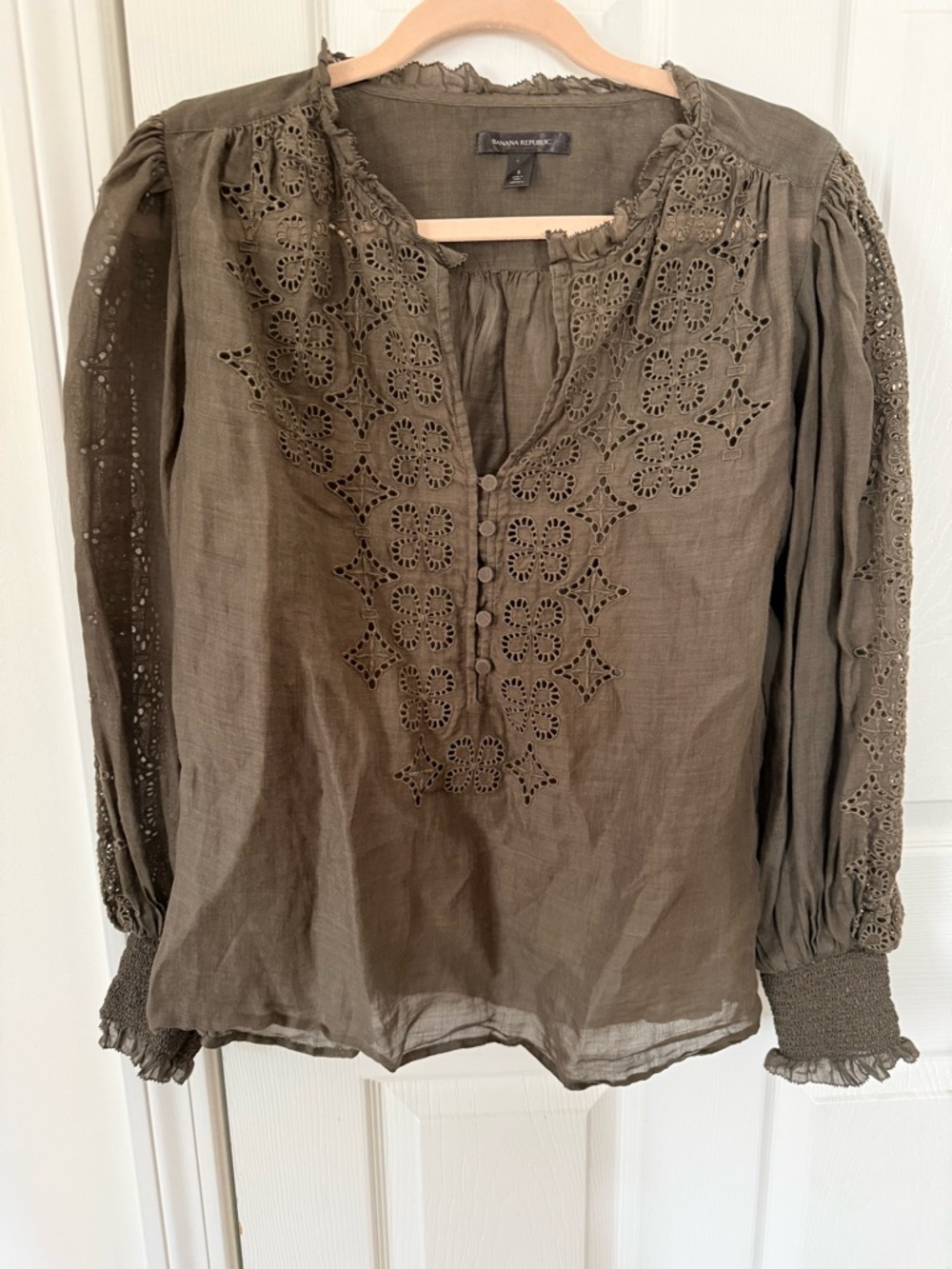 Banana Republic Ramie Eyelet Blouse Boho Embroidered Top - Picture 2 of 7